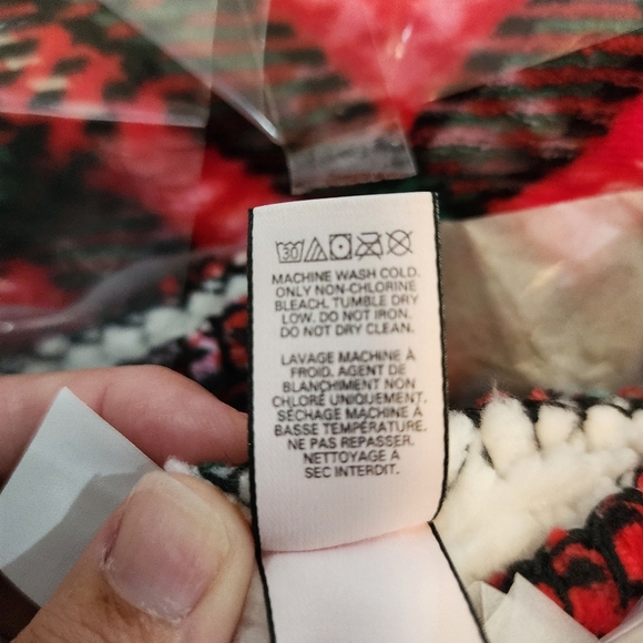 Victoria's Secret Red And Green Sherpa Throw Blanket 50in X 60in NWT - Picture 6 of 12